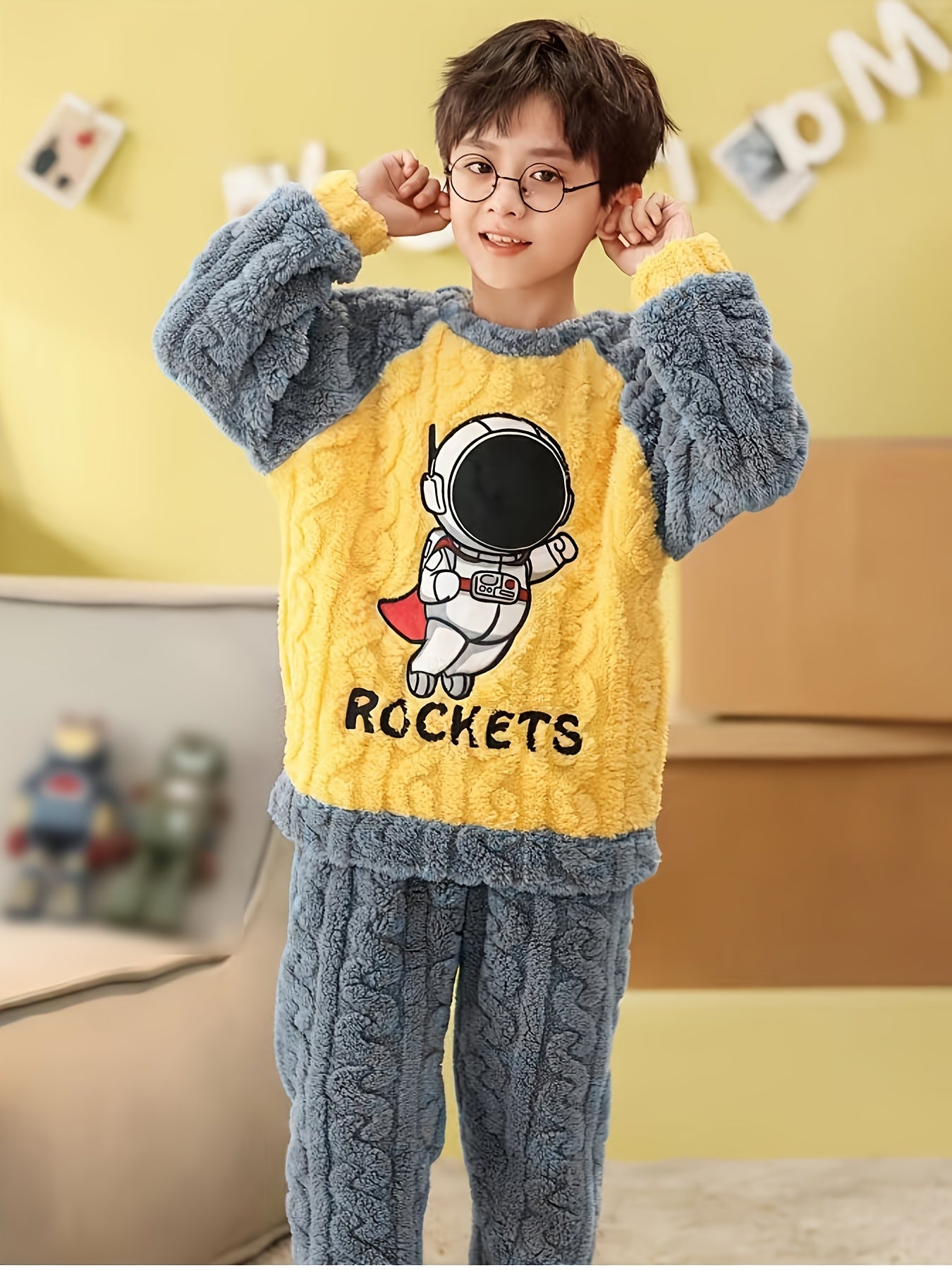 Boys' Space-Themed Fleece Set with Astronaut & Planets Print - Cozy Winter Sleepwear, Matching Long Sleeve & Pants, Soft Round Neck Outfit for Bedtime & Lounge, Easy-Care Machine Washable, Warm & Comfortable for Boys Aged 3-12 Years, Perfect for Outer Sp
