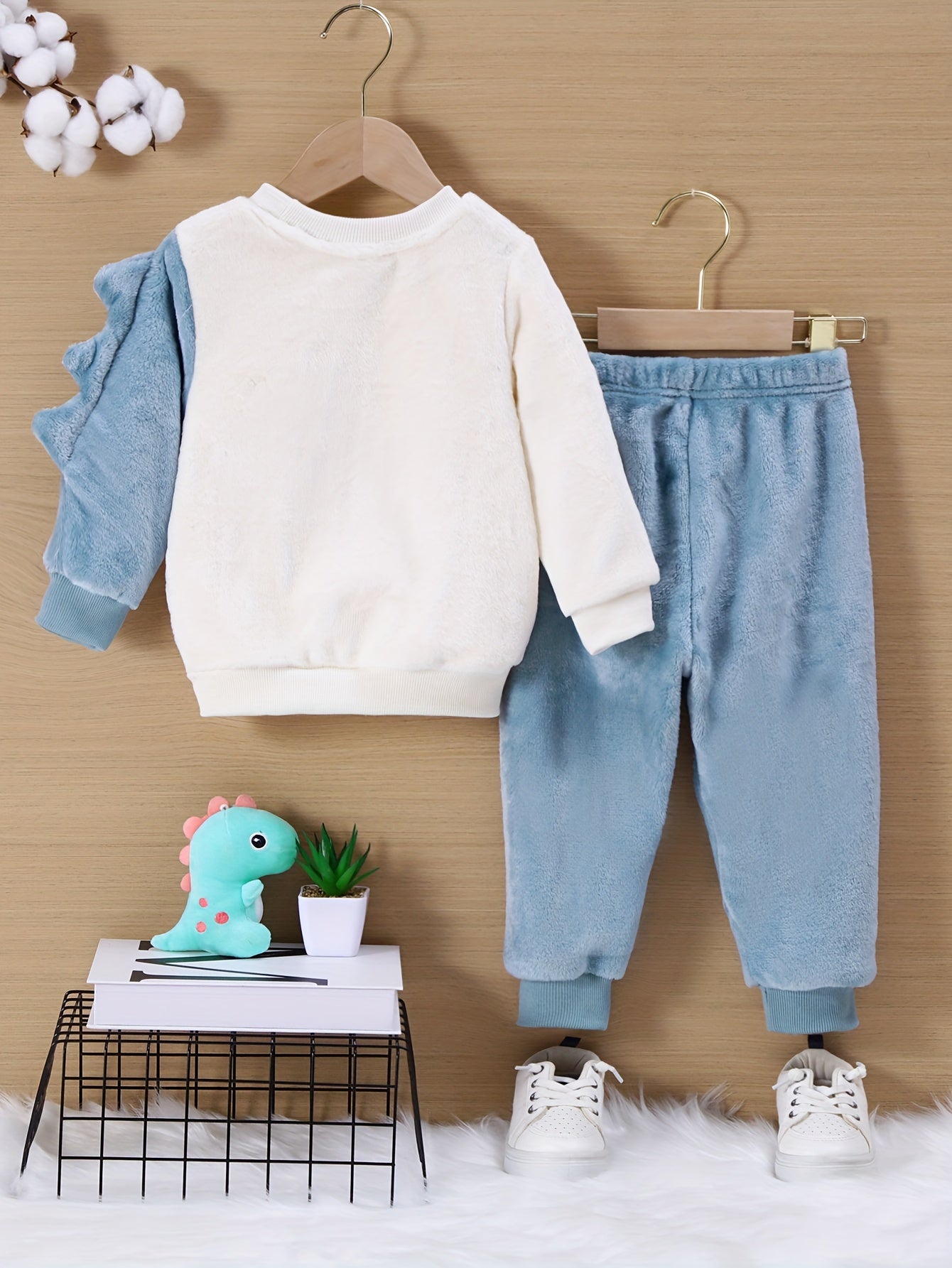 Kids' Dinosaur Print Coral Fleece Set, Soft Skin-Friendly Crew Neck Long Sleeve Pullovers with Matching Pants, Casual Knit Polyester for Fall/Winter, Regular Fit, for Outdoor