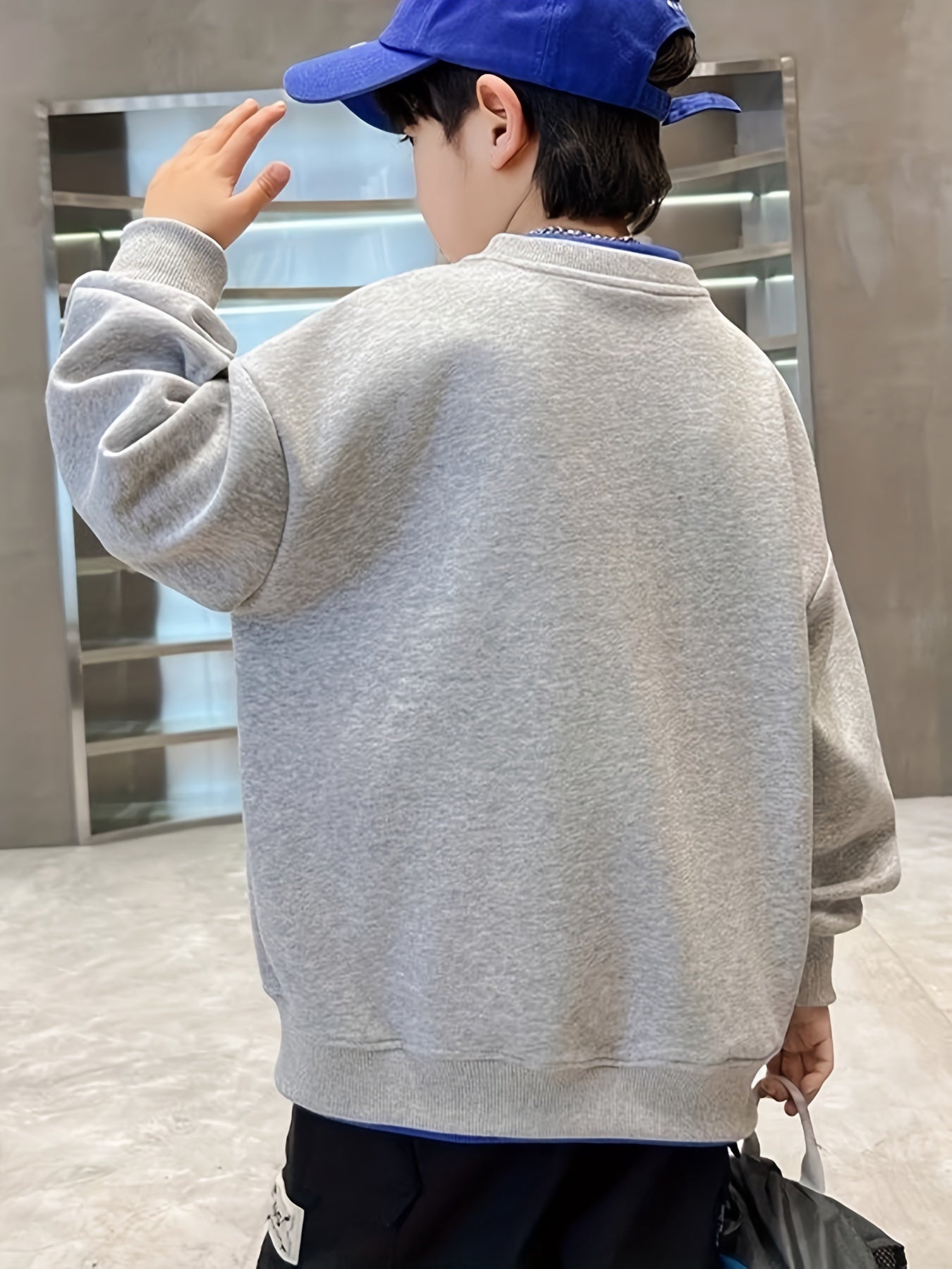 Boys' trendy round-neck sweatshirt with faux two-piece design, embroidered craftsmanship, stylish regular-fit top