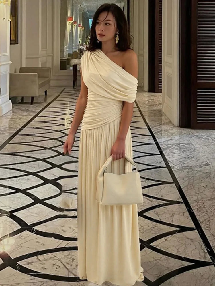 Mozision Incline Shoulder Backless Sexy Maxi Dress Women Summer New Fashion Sleeveless Pleated Ruched Club Party Long Dress