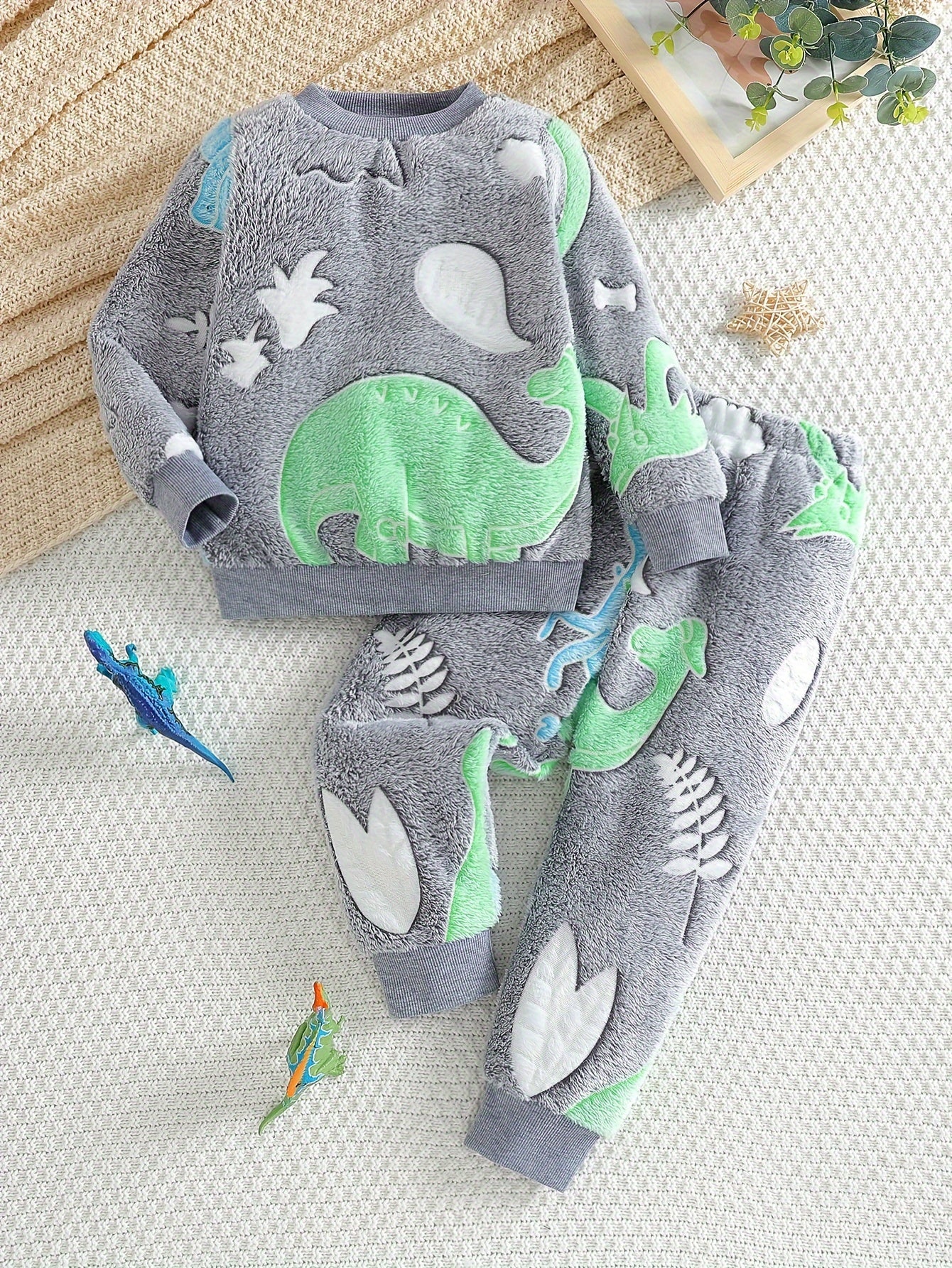 Children's Winter Casual Plush Cartoon Pattern Warm Men's Children's Long Sleeve Pants Two-piece Set Suitable for Outdoor Scenes