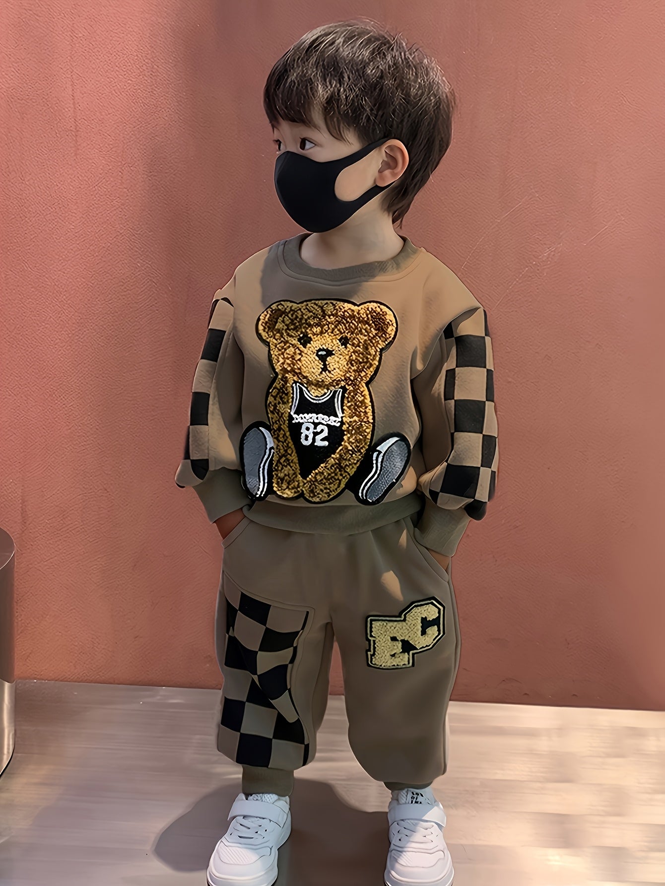 Boys' Round Neck Sweatshirt and Cuffed Pants Set, Stylish Black Plaid Print with Teddy Bear Patchwork, Suitable for Autumn and Winter, Perfect for Casual Outdoor Wear, for Outdoor