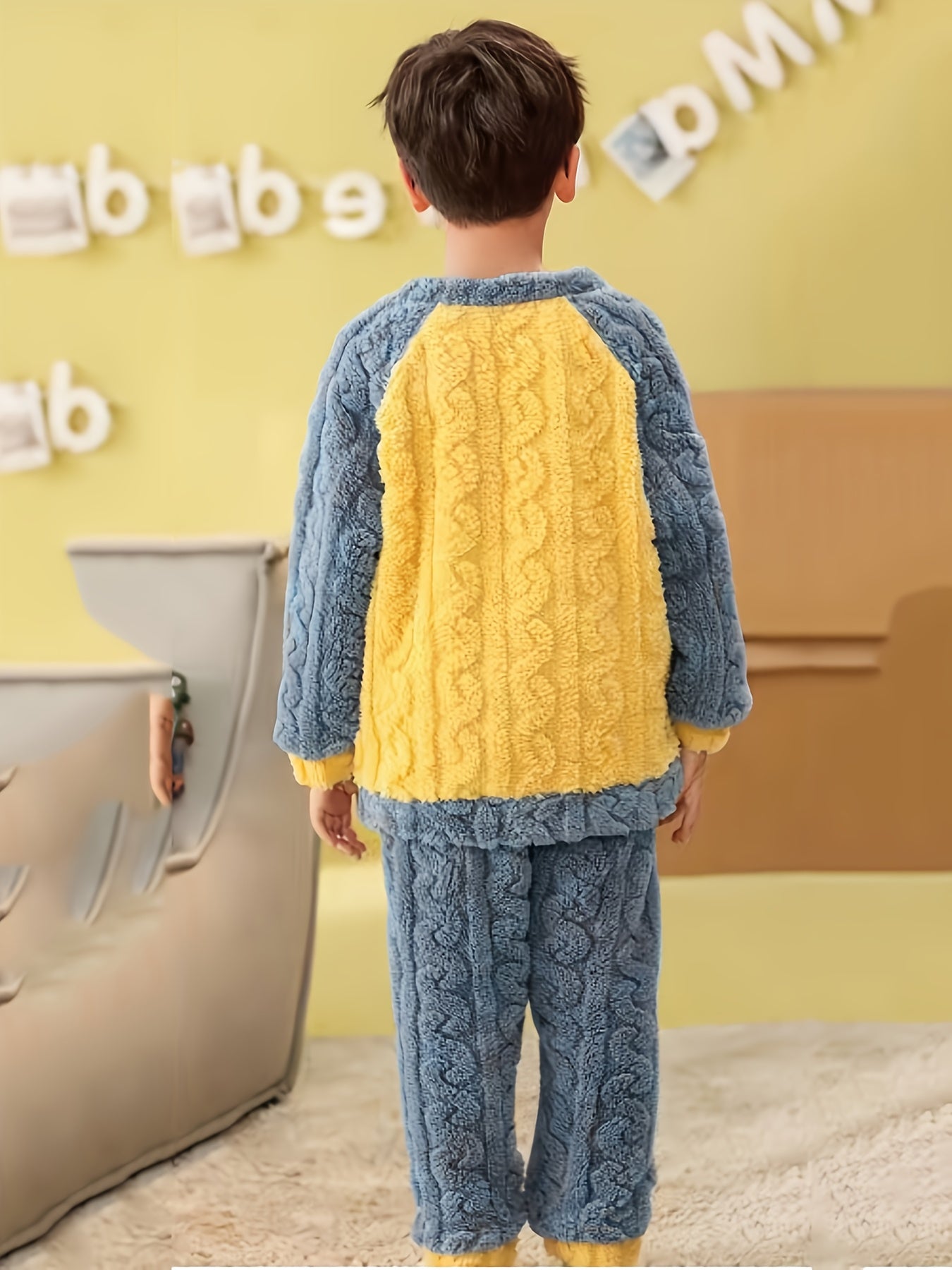 Boys' Space-Themed Fleece Set with Astronaut & Planets Print - Cozy Winter Sleepwear, Matching Long Sleeve & Pants, Soft Round Neck Outfit for Bedtime & Lounge, Easy-Care Machine Washable, Warm & Comfortable for Boys Aged 3-12 Years, Perfect for Outer Sp