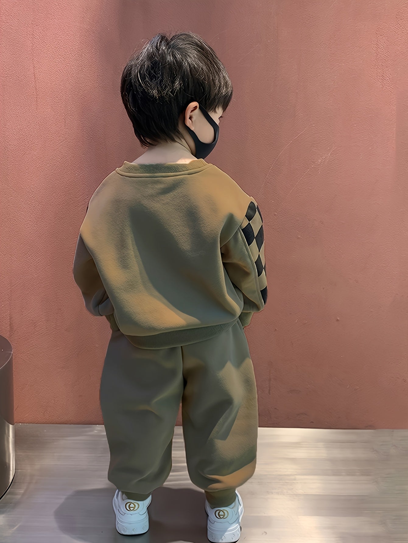 Boys' Round Neck Sweatshirt and Cuffed Pants Set, Stylish Black Plaid Print with Teddy Bear Patchwork, Suitable for Autumn and Winter, Perfect for Casual Outdoor Wear, for Outdoor