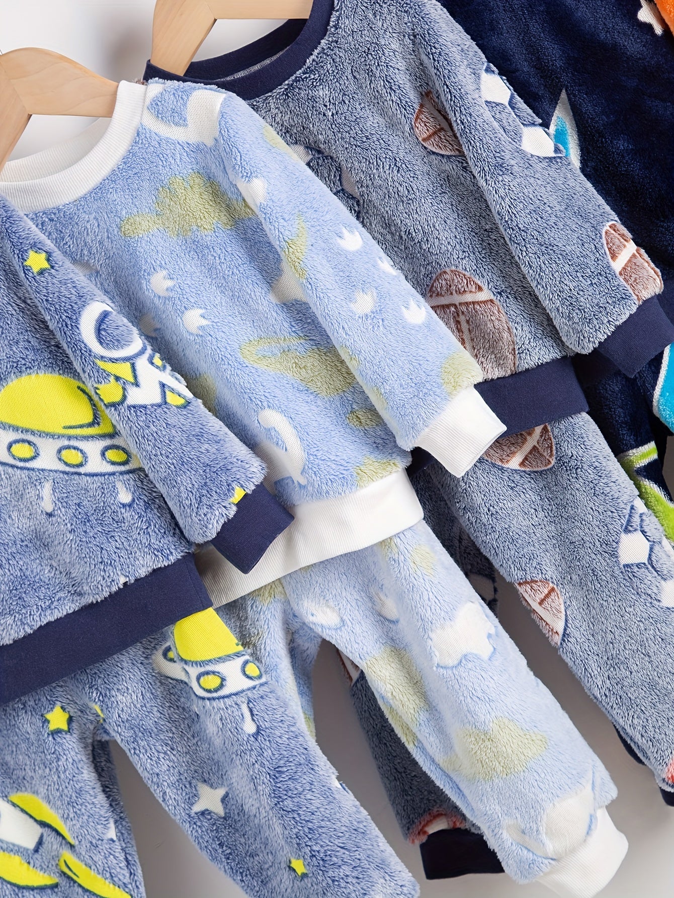 4pcs/2-Set Random Color Autumn/Winter Boys' Round Neck Long Sleeve Plush Suit with Fluorescent Dinosaur, UFO & Football Pattern - Soft and Comfortable Cute Outfit